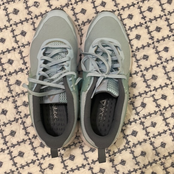 Excellent condition light blue Reebok tennis shoes. Size 8.5 - Picture 5 of 7